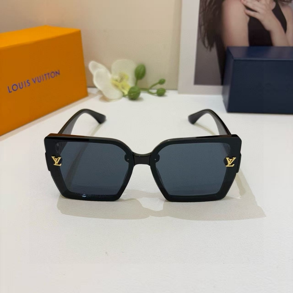 Louis Vuitton Square Black Sunglasses - Picture 5 of 8